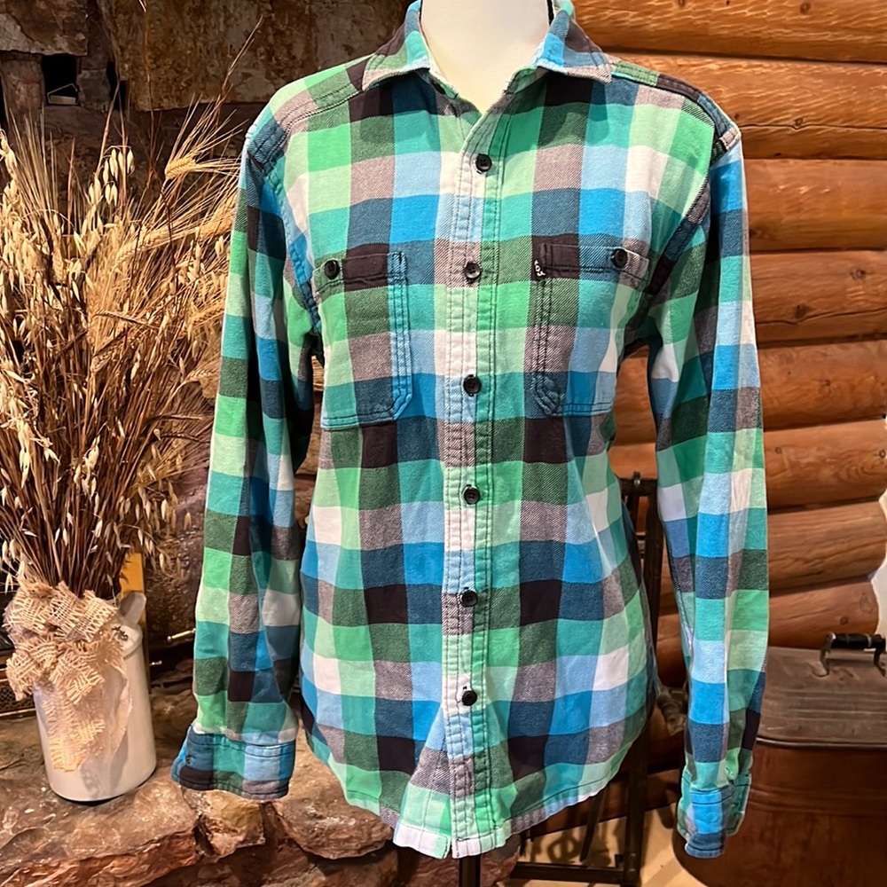 💚 EUC - Men’s KAVU Button Up Flannel Shirt.